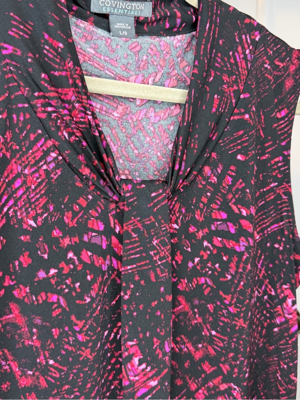 Covington Black & Magenta Sleeveless V-Neck Print Top | EUC